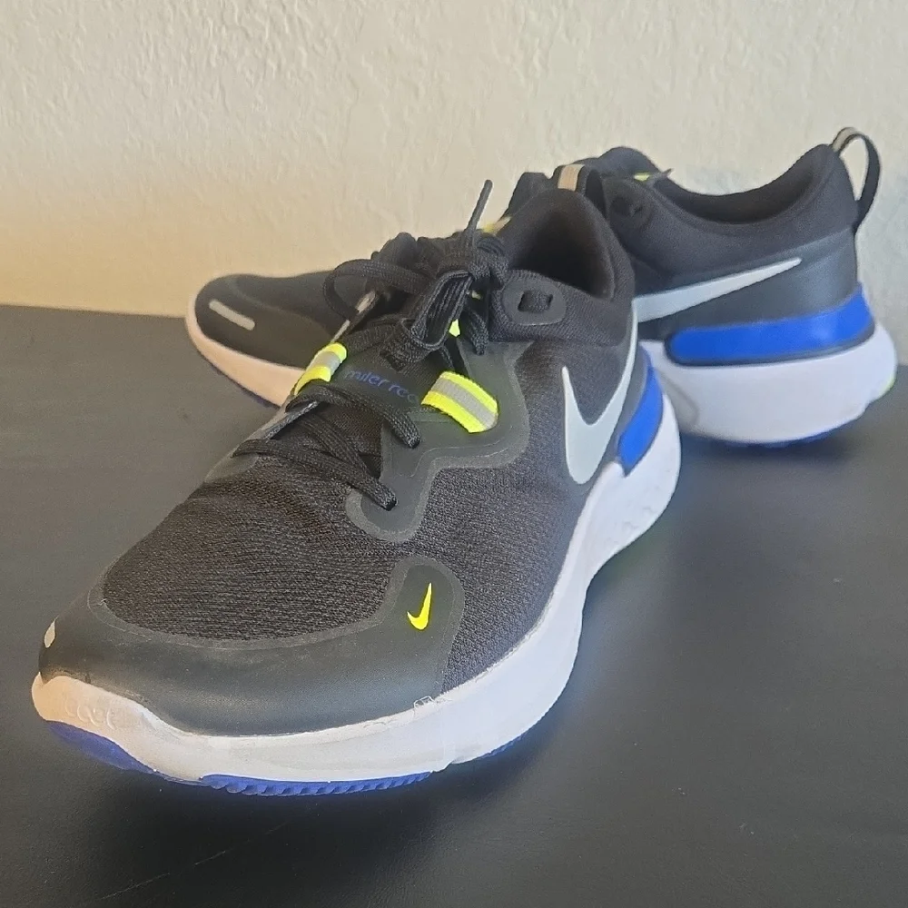 Nike Black and Blue Athletic Shoes - Picture 11 of 11
